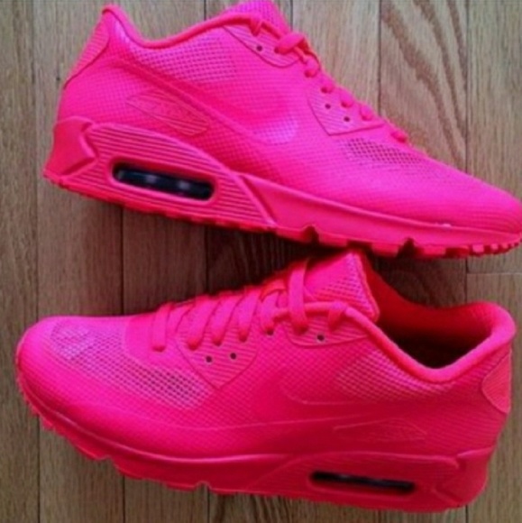neon pink shoes nike